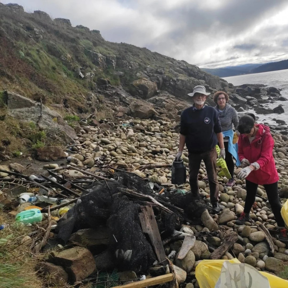 Mar de Fábula retira once sacos de basura en los ‘Coídos de Camariñas’