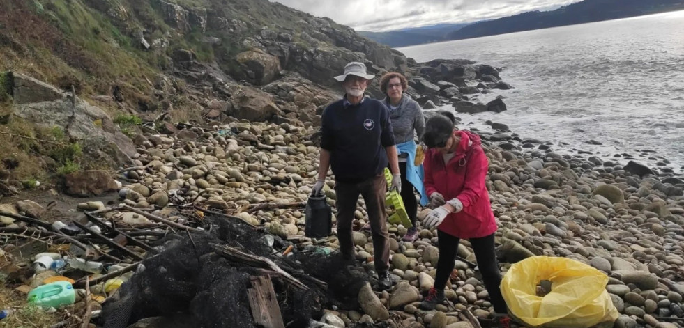 Mar de Fábula retira once sacos de basura en los ‘Coídos de Camariñas’