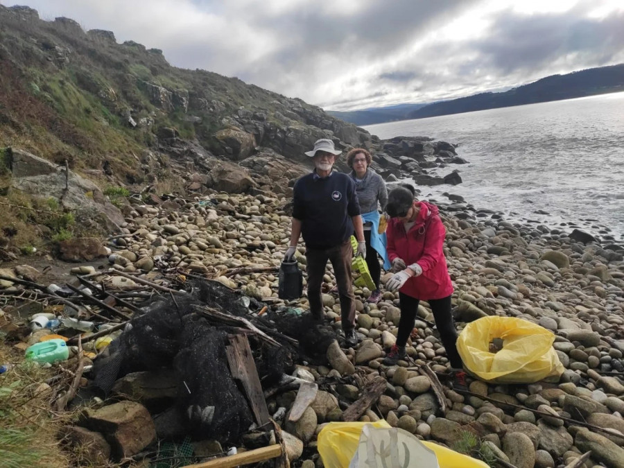 Mar de Fábula retira once sacos de basura en los ‘Coídos de Camariñas’