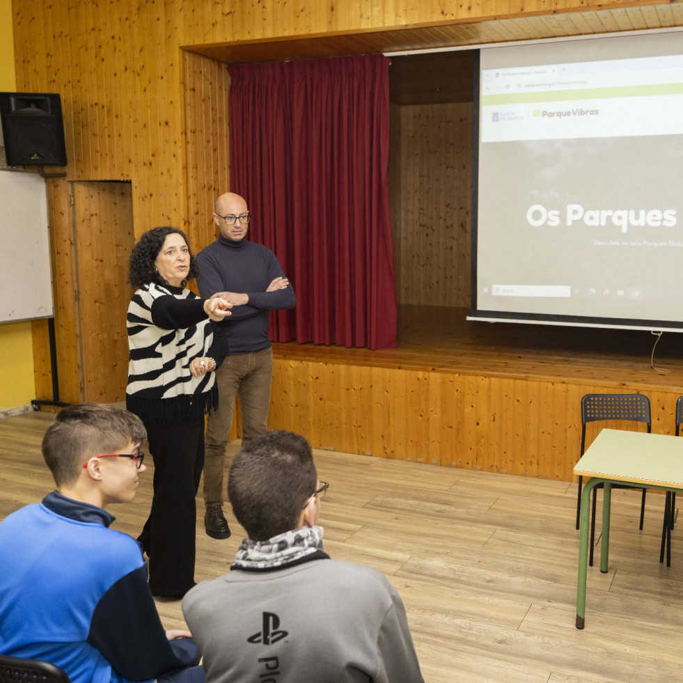 Belén do Campo visita el CPI de Cabana para animar a participar en un concurso de videos para redes sociales