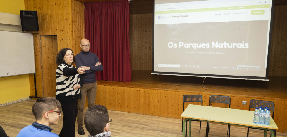 Belén do Campo visita el CPI de Cabana para animar a participar en un concurso de videos para redes sociales