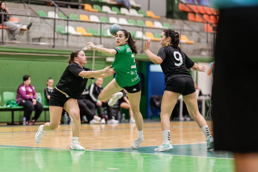 Las jugadoras del Balonmano Xallas se llevaron el derbi ante el Calvo Xiria