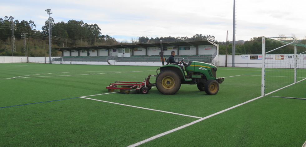 A Laracha realiza labores de mantenimiento en los campos de fútbol y la pista de pádel