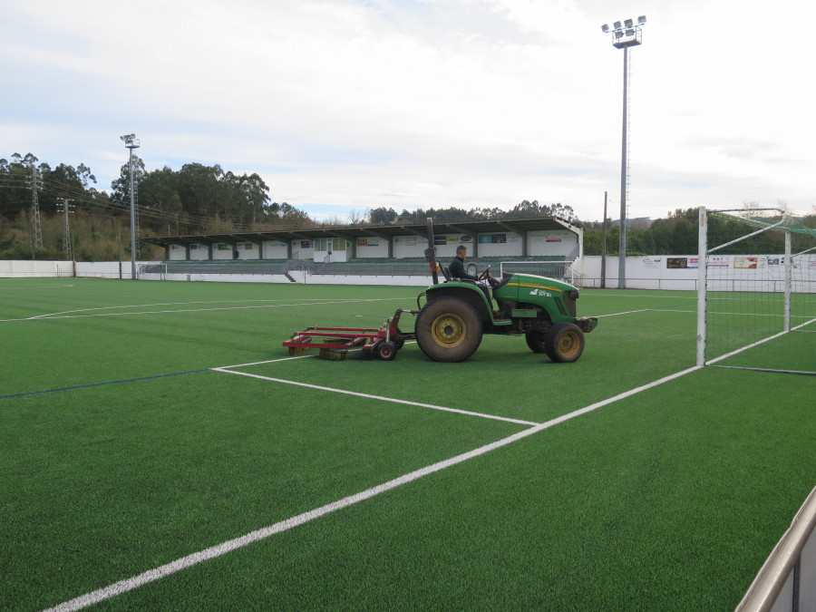 A Laracha realiza labores de mantenimiento en los campos de fútbol y la pista de pádel