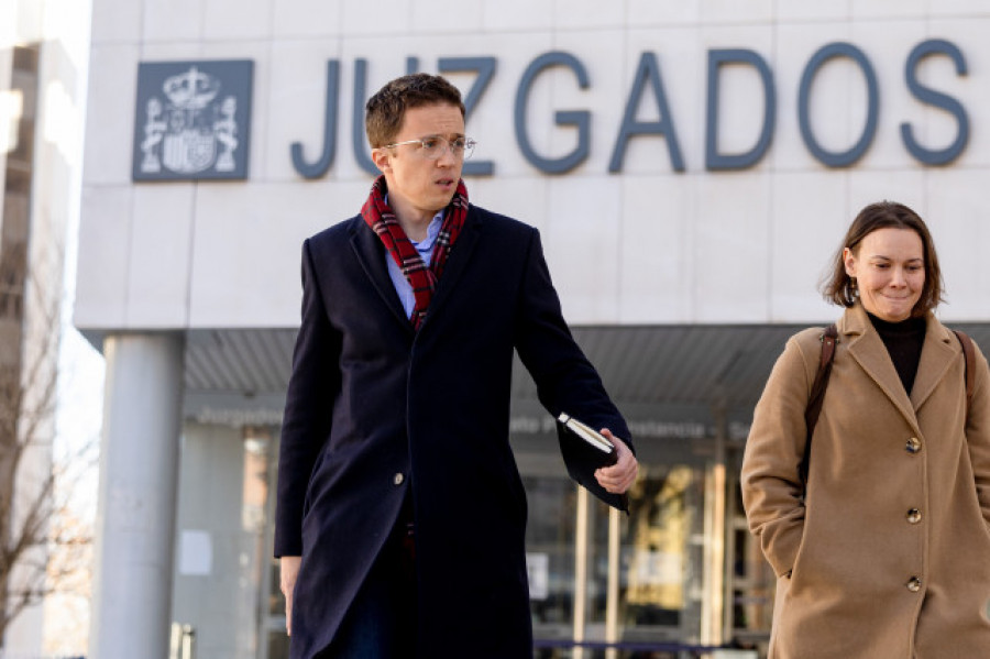 Errejón sostiene ante el juez que la relación con Elisa Mouliáa fue consentida