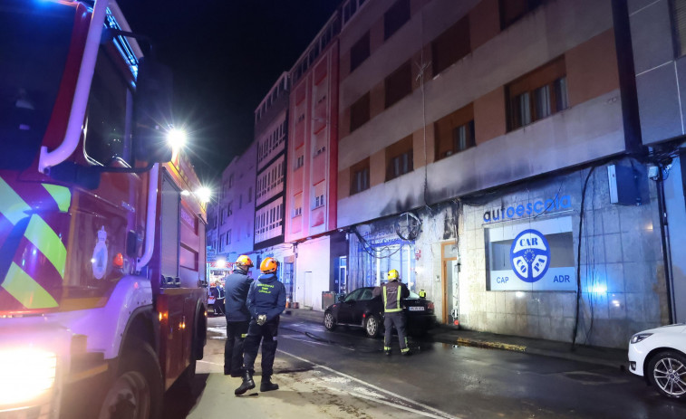 Un incendio afecta a la fachada de la autoescuela Carcopa de Carballo