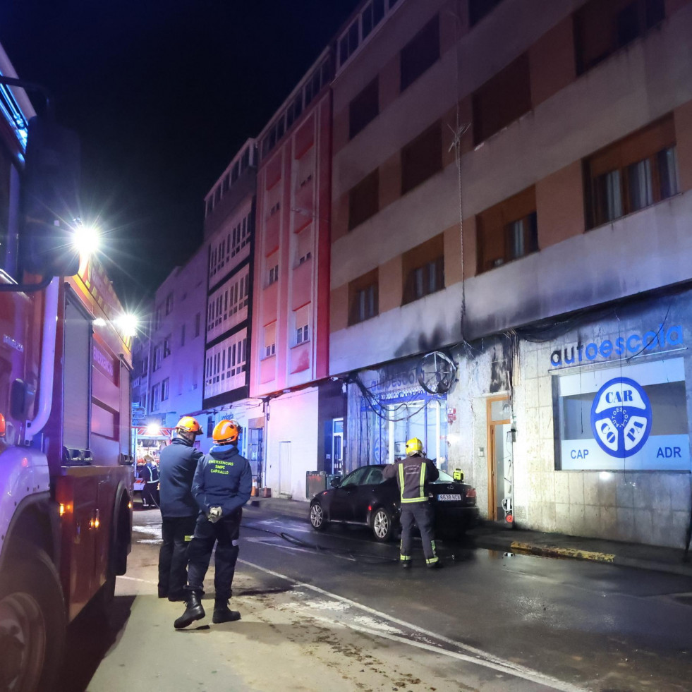 Un incendio afecta a la fachada de la autoescuela Carcopa de Carballo