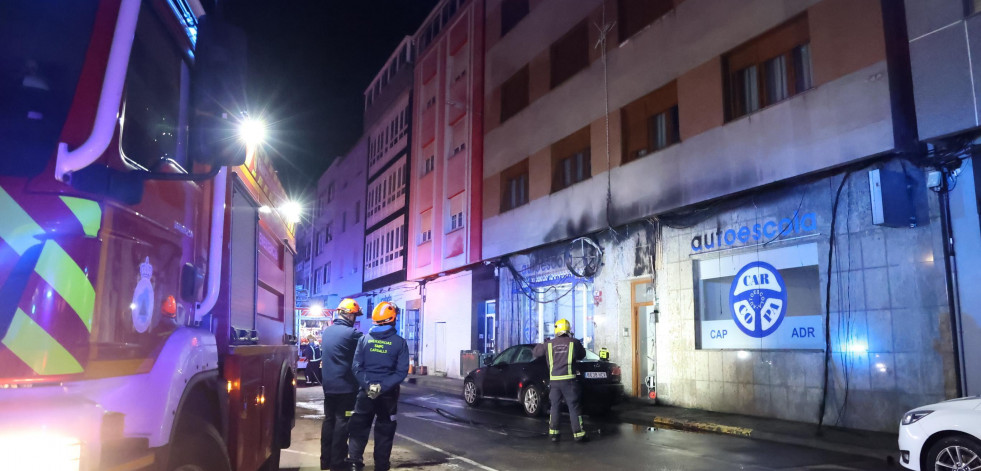 Un incendio afecta a la fachada de la autoescuela Carcopa de Carballo