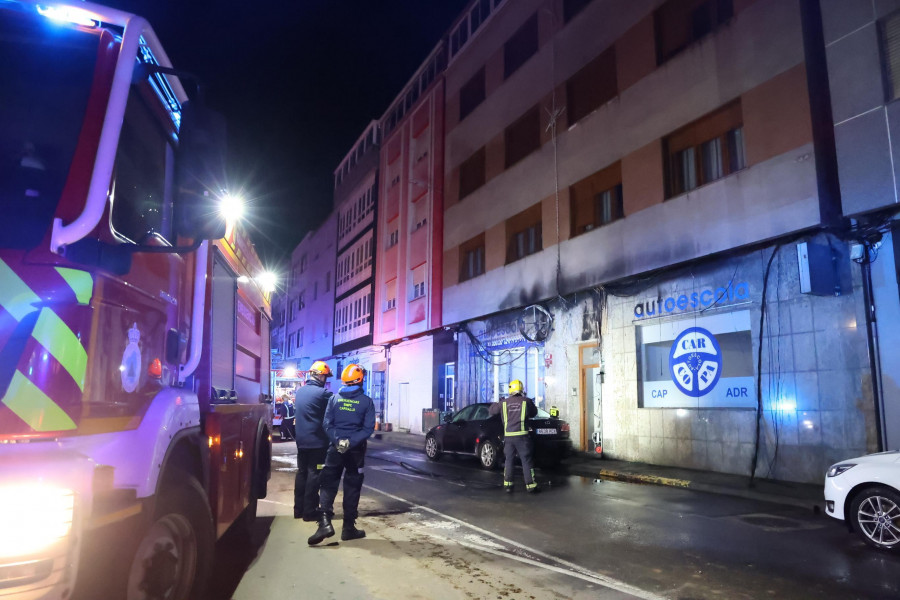 Un incendio afecta a la fachada de la autoescuela Carcopa de Carballo