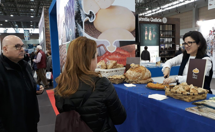 Apuesta por la gastronomía con el pan de Carballo y el percebe de Muxía