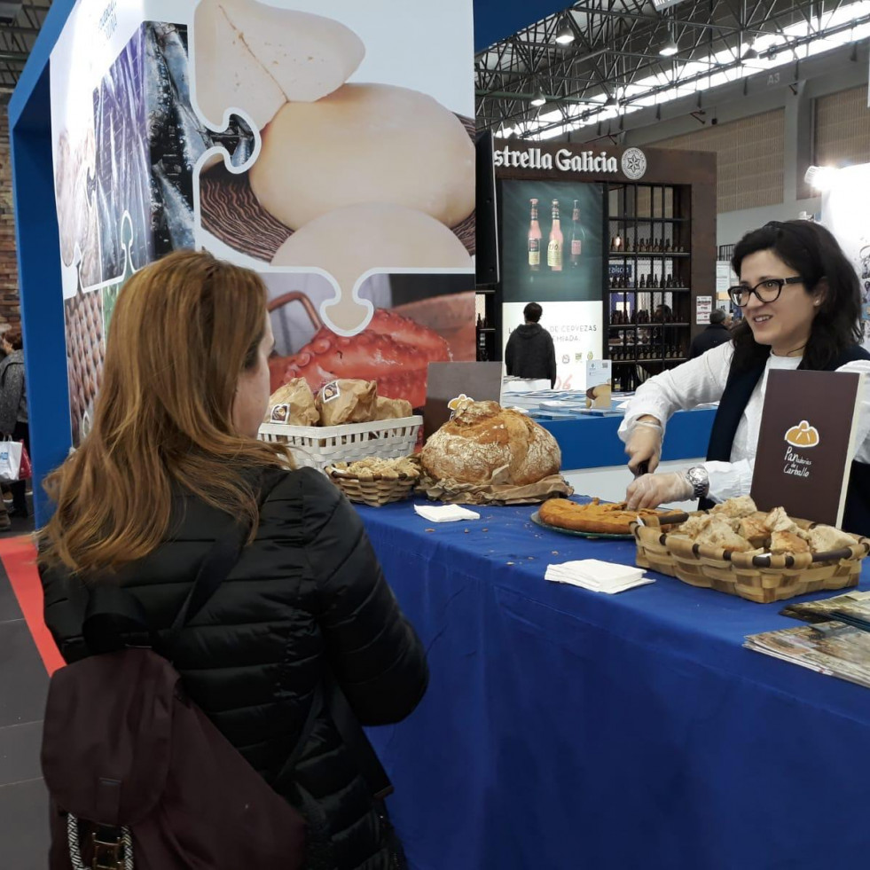 Apuesta por la gastronomía con el pan de Carballo y el percebe de Muxía