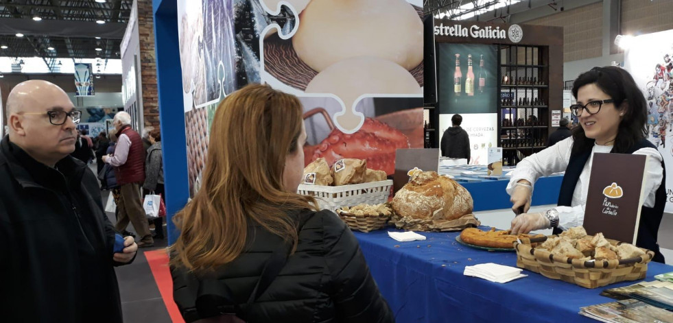 Apuesta por la gastronomía con el pan de Carballo y el percebe de Muxía