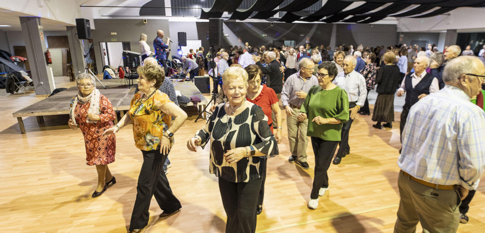 El dúo Élite anima el baile de Carballo