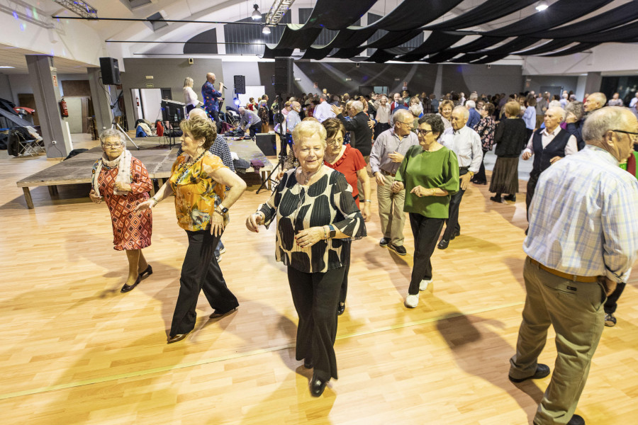 El dúo Élite anima el baile de Carballo