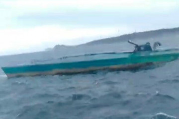 Imagen de televisión del narcosubmarino hallado en la Costa da Morte