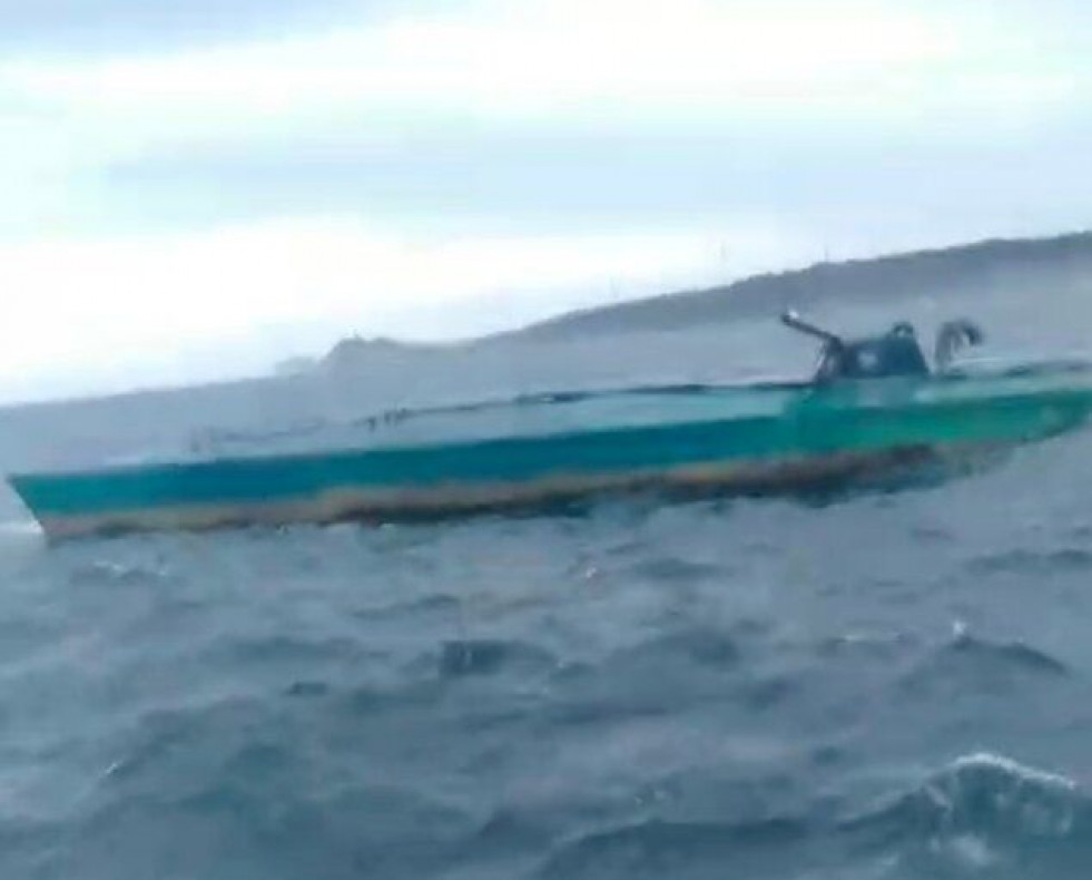 Imagen de televisión del narcosubmarino hallado en la Costa da Morte