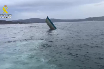 El narcosubmarino de la Costa da Morte se hunde parcialmente