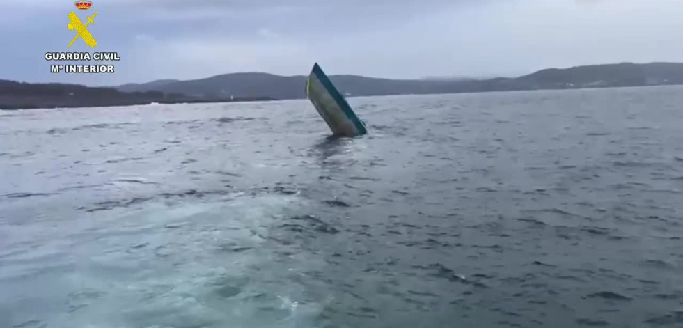 Equipos especializados trabajan en reflotar el narcosubmarino localizado en Muxía