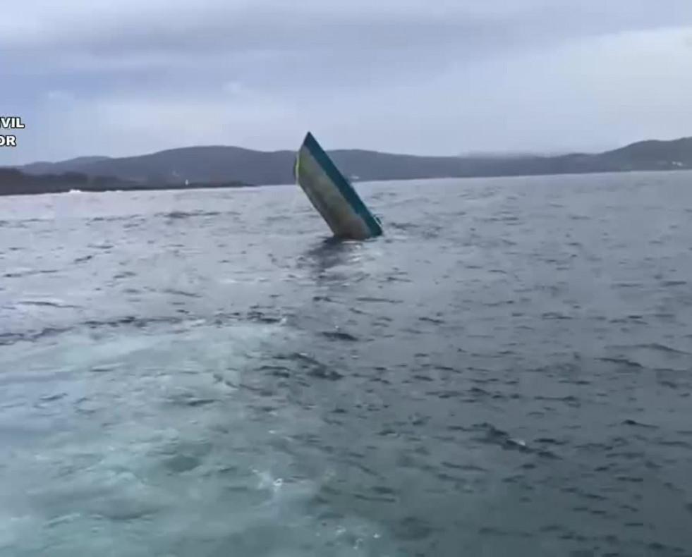 El narcosubmarino de la Costa da Morte se hunde parcialmente