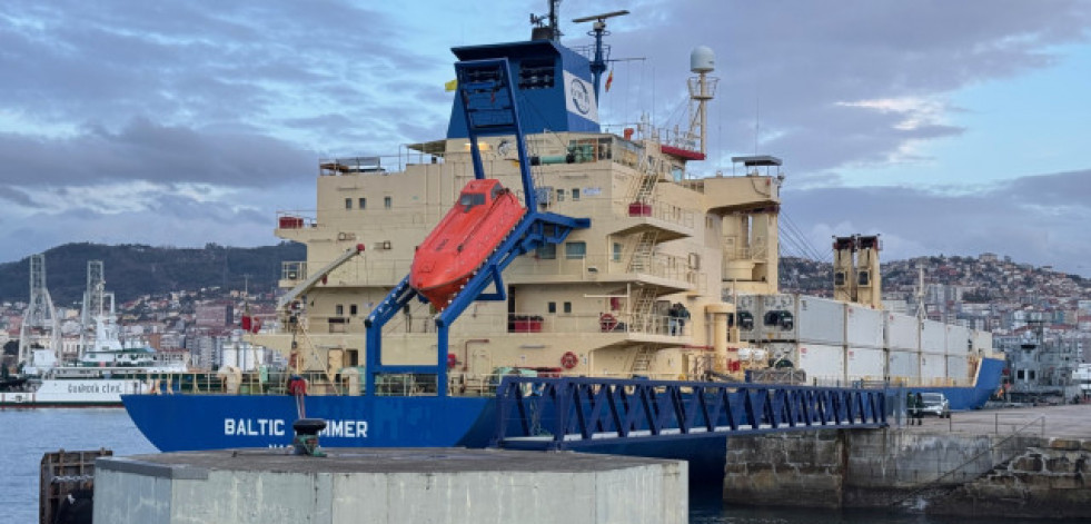 El barco sospechoso de transportar droga abandona Vigo tras no hallar estupefacientes