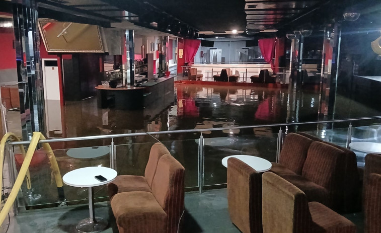 Una discoteca inundada en Santa Comba y un supermercado en Carballo al paso de Éowyn