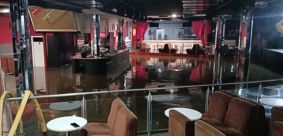 Una discoteca inundada en Santa Comba y un supermercado en Carballo al paso de Éowyn