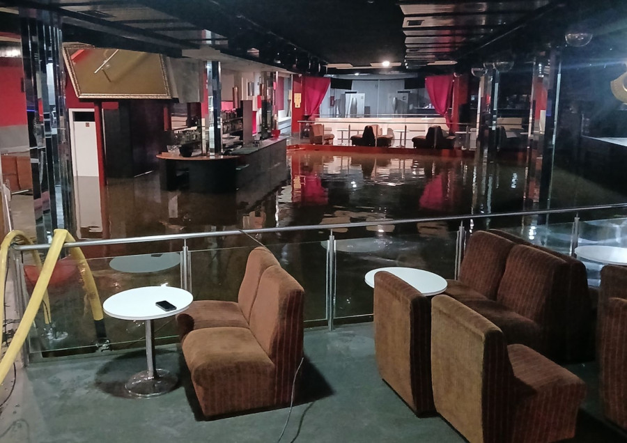 Una discoteca inundada en Santa Comba y un supermercado en Carballo al paso de Éowyn