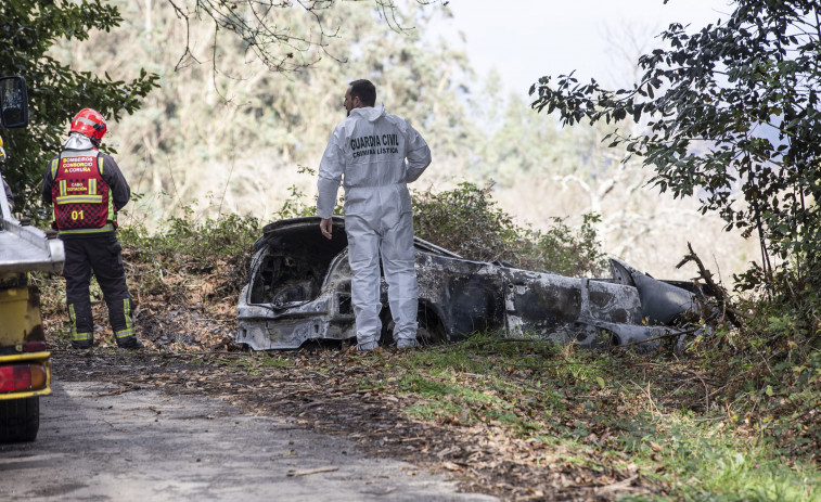 El incendio de un vehículo permite localizar el cadáver calcinado de un carballés