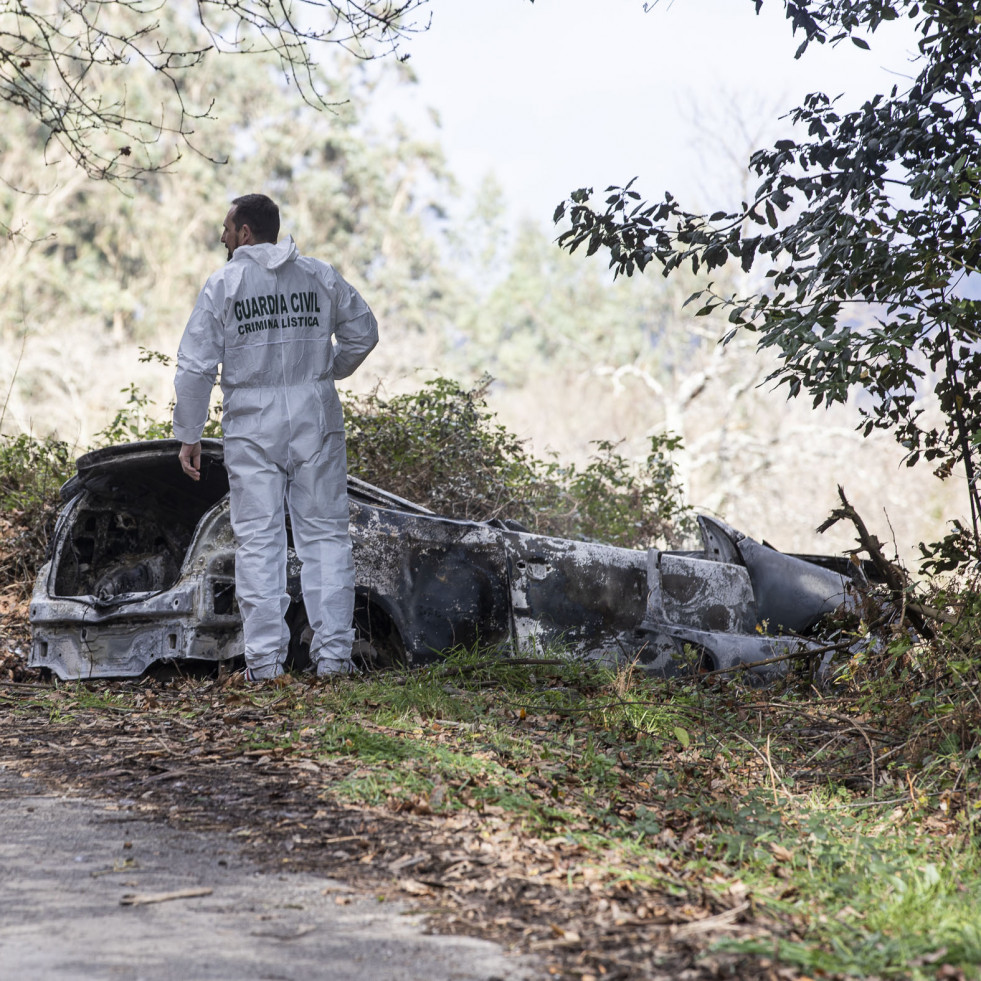 El incendio de un vehículo permite localizar el cadáver calcinado de un carballés