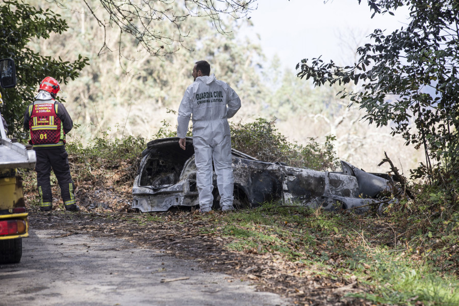 El incendio de un vehículo permite localizar el cadáver calcinado de un carballés