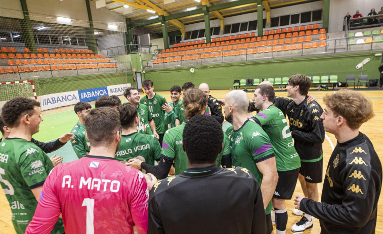 Derrota del Calvo Xiria en la pista del Balonmano Lalín