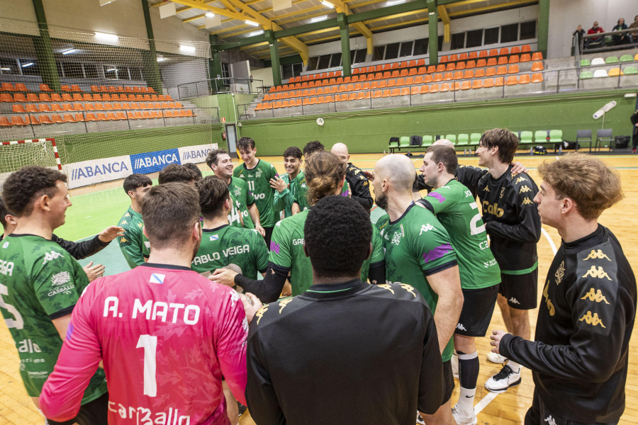 Derrota del Calvo Xiria en la pista del Balonmano Lalín