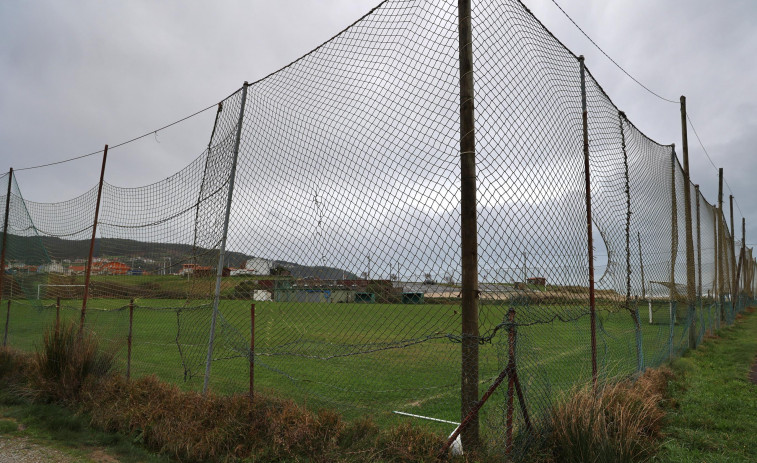 La falta de alternativa para el campo de fútbol de Razo retrasa las obras de Costas