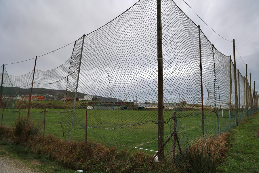 La falta de alternativa para el campo de fútbol de Razo retrasa las obras de Costas