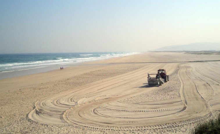 La Diputación financiará este año la limpieza de playas de la zona con 390.000 euros