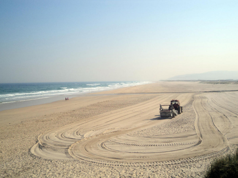 La Diputación financiará este año la limpieza de playas de la zona con 390.000 euros