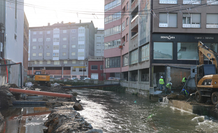 Las obras en el paseo fluvial carballés siguen adelante pese a la subida del caudal del Anllóns