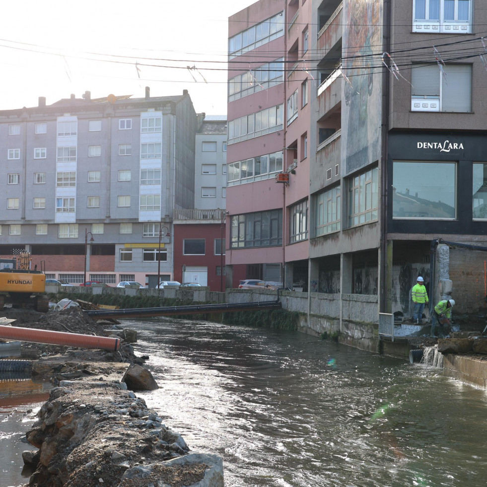 Las obras en el paseo fluvial carballés siguen adelante pese a la subida del caudal del Anllóns