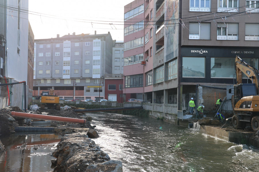 Las obras en el paseo fluvial carballés siguen adelante pese a la subida del caudal del Anllóns