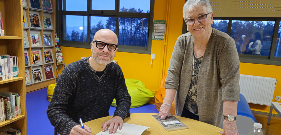 El escritor Diego Ameixeiras visitó el club de lectura Arao en el IES Pedra da Aguia de Camariñas