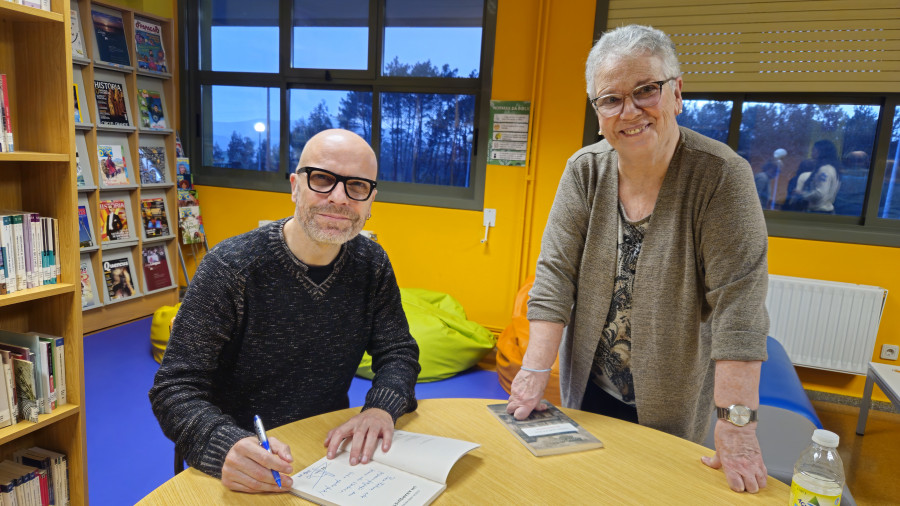 El escritor Diego Ameixeiras visitó el club de lectura Arao en el IES Pedra da Aguia de Camariñas