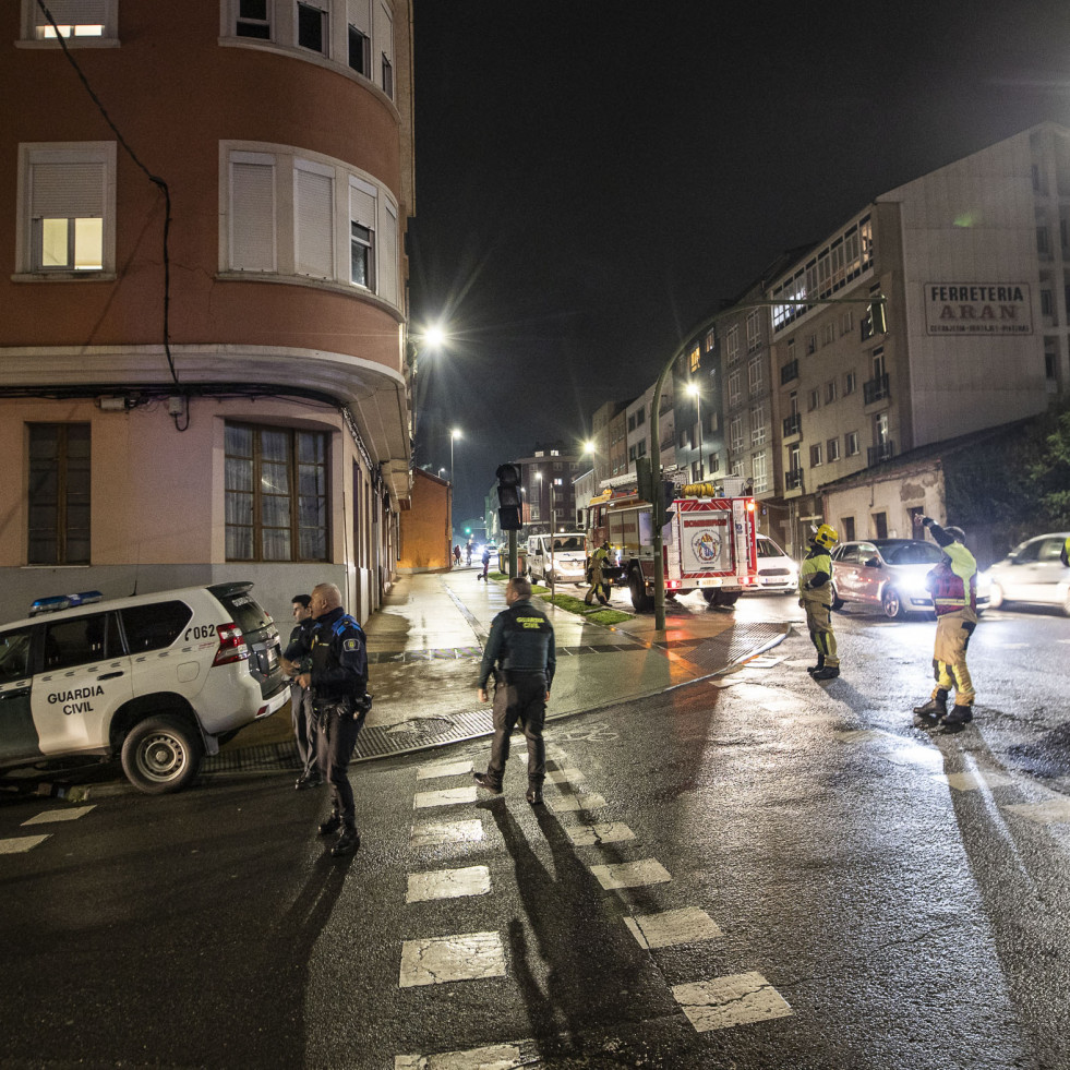 Los bomberos extinguen un fuego en A Laracha y ayudan a rescatar a una persona mayor en Carballo