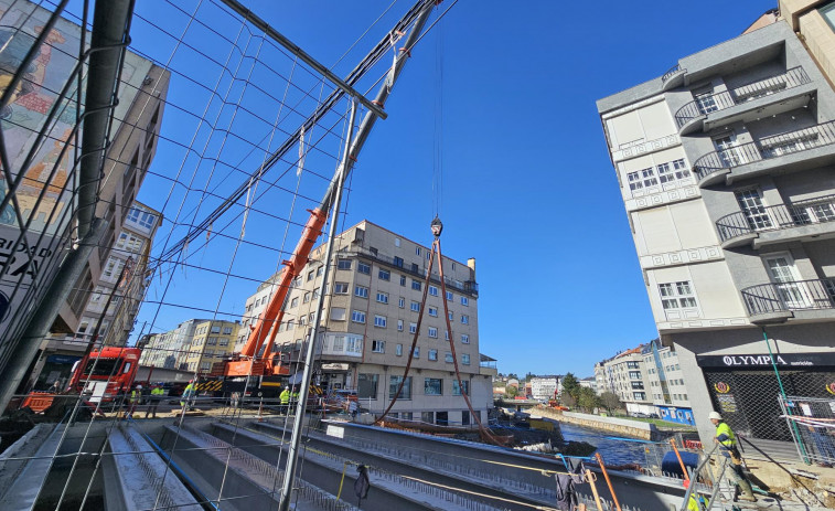 En marcha la instalación de las vigas del puente de la calle Fomento de Carballo