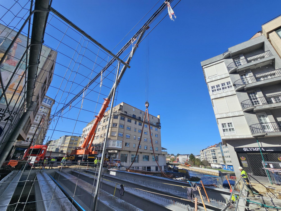 En marcha la instalación de las vigas del puente de la calle Fomento de Carballo