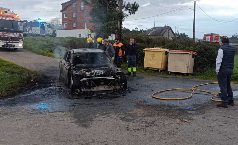 Calcinado un coche cuando circulaba por Vimianzo