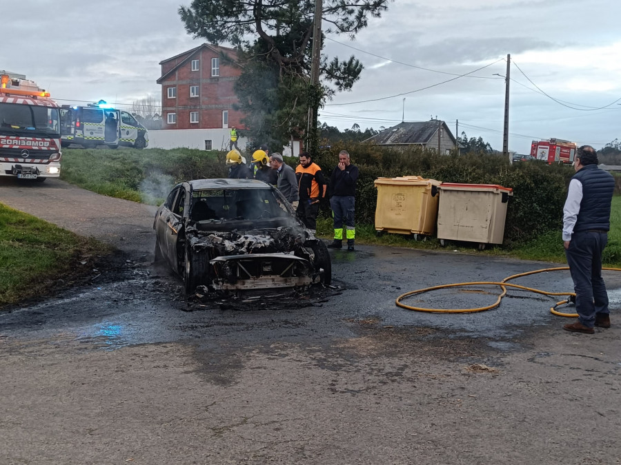 Calcinado un coche cuando circulaba por Vimianzo