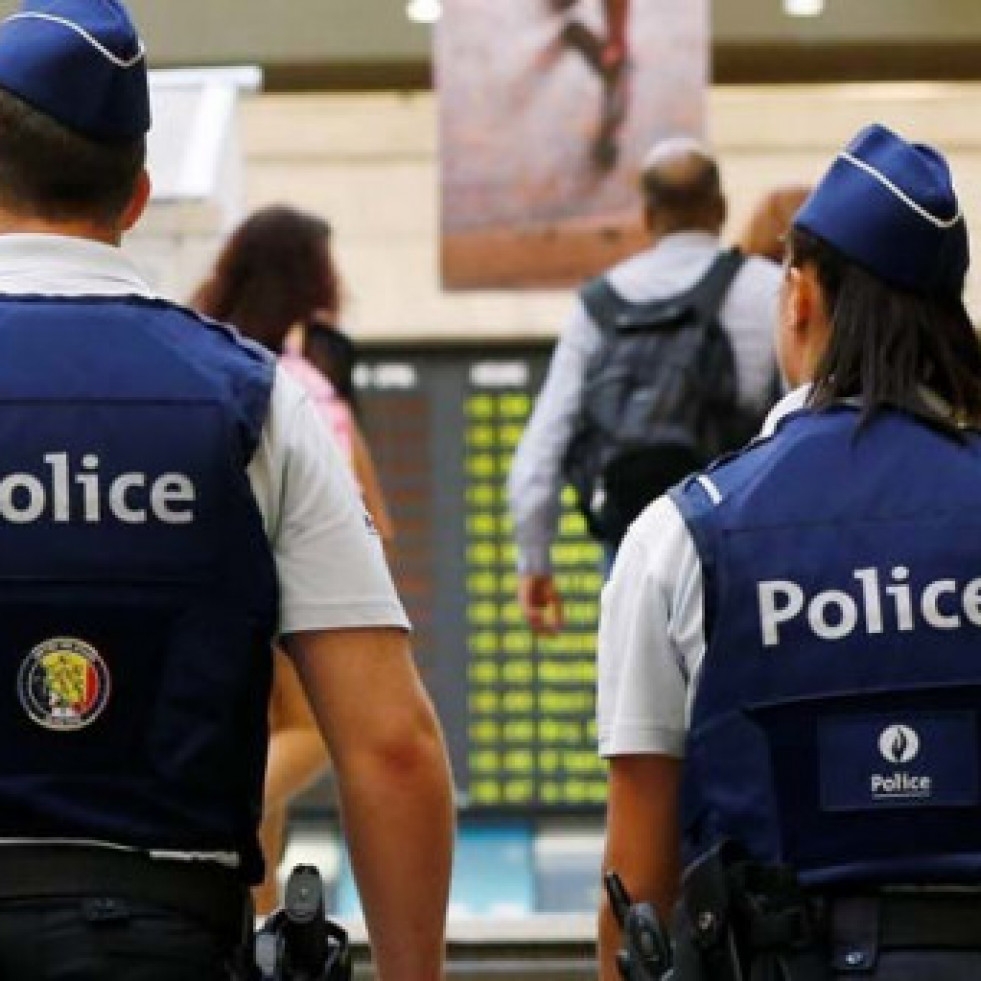 Dos individuos disparan al aire con fusiles en estación de metro de Bruselas