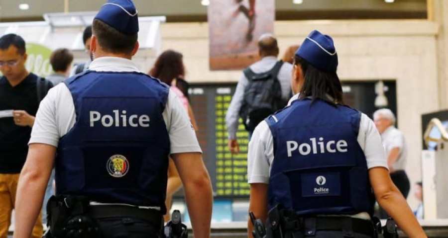 Dos individuos disparan al aire con fusiles en estación de metro de Bruselas