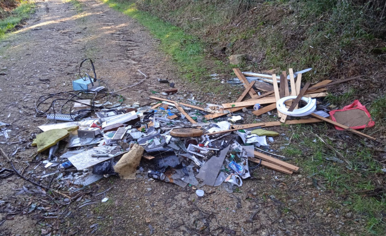 Localizan un nuevo vertedero incontrolado junto al Muíño do Sariño, en el municipio vimiancés