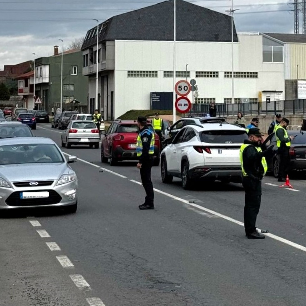 Detectados cinco positivos en drogas en solo tres horas en un control policial en Carballo